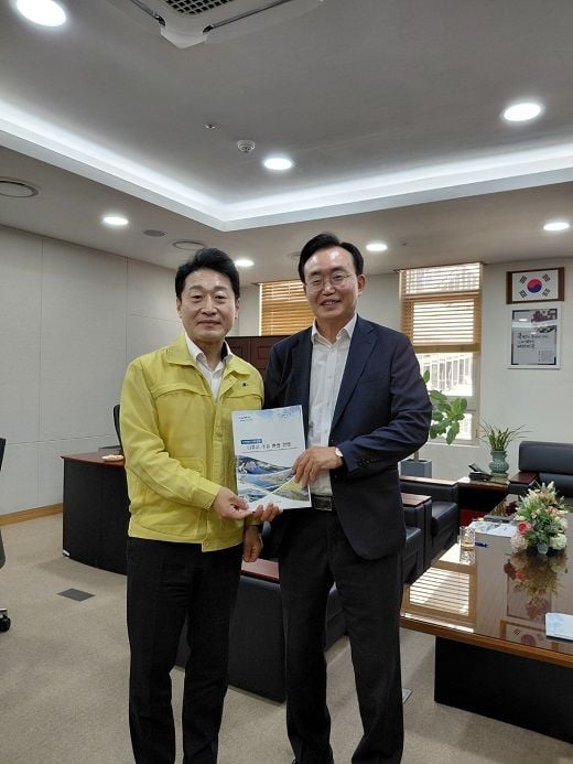 윤병태 나주시장이 18일 기후에너지환경부와 산업통상부를 연이어 방문해 발전5사 통합본사 유치와 한국에너지공과대학교(KENTECH) 클러스터 구축용 국비 500억 원 지원을 공식 건의했다.