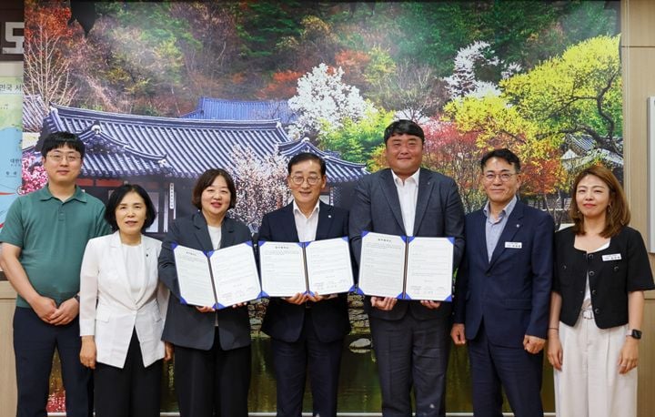 진도군이 쏠비치 진도, 보배야놀자 영어조합법인과 업무협약을 체결했다(왼쪽부터 쏠비치진도 최창식 매니저, 김미순 부군수, 쏠비치진도 방혜은 총지배인, 이재각 진도군수, 보배야놀자 영어조합법인 김시흥 대표, 박태종 수산지원과장, 김선하 전략품종육성팀장)