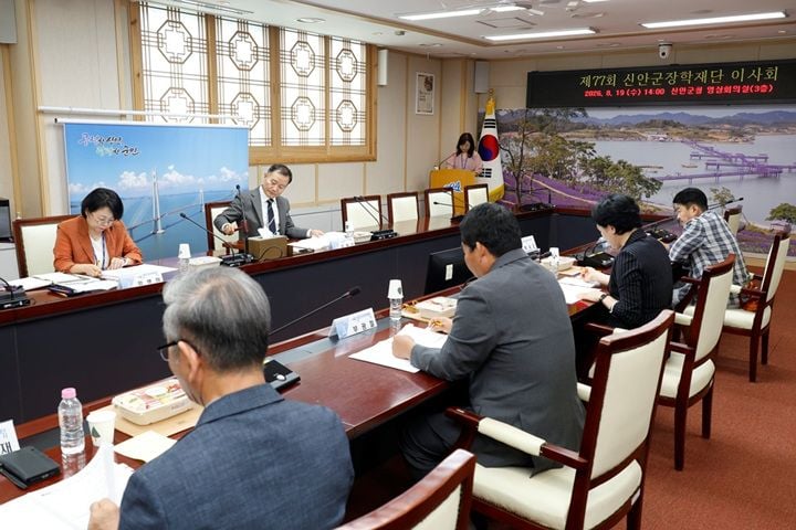 (재)신안군장학재단이 제77회 이사회에서 김태성 제10대 이사장을 선출하고 장애인장학금 제도를 신설했다. 2026년 하반기부터 장애인 장학생 선발을 추진한다.