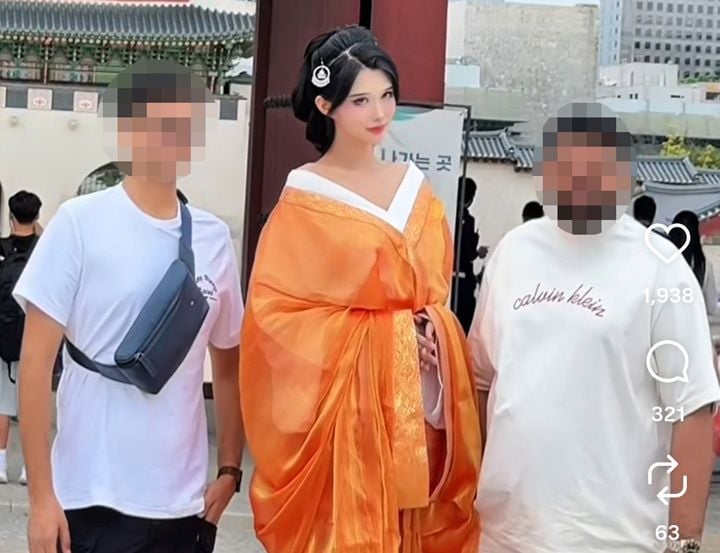 최근 중국 인플루언서가 경복궁에서 외국인 관광객들과 사진 촬영하는 모습(서경덕 교수실 제공)