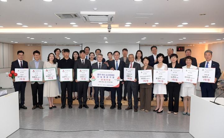 전남광주통합특별시가 20일 아너 소사이어티 8명, 나눔명문기업 4곳과 신규 가입식을 열고 총 12억 원의 기부 약정을 체결했다. 기부금은 지역 복지 사업에 쓰인다.