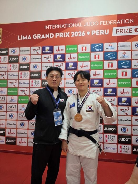 (좌측부터 김양호 감독, 김지정 선수) 순천시청 유도팀 김지정 선수가 2026 리마 판아메리칸 오픈유도대회 70kg 이하급 동메달을 차지했다.
