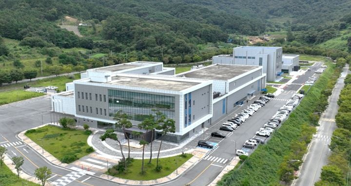 미생물실증지원센터가 'GBC 2026'에 참가해 mRNA 및 AAV 등 차세대 바이오의약품 CDMO 역량을 소개한다. 12월 가동 예정인 AAV 생산라인을 바탕으로 지원 범위를 확대한다.