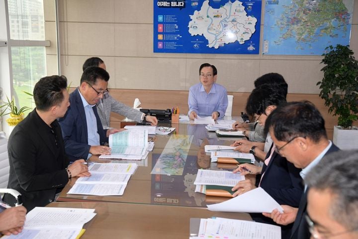 전남광주통합특별시가 '무안군 지원사업 전담팀(TF)'첫 회의를 열고 국가산단 조성 등 무안군 국가지원사업에 대한 행정 지원과 정부 부처 공동 대응 방안을 논의했다.