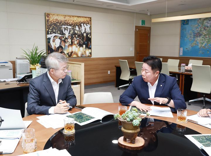 임지락 화순군수가 민형배 전남광주통합특별시장과 면담을 갖고 동복댐 증축 상생 대책, 반도체 소부장 기업 유치, 광주~화순 광역철도 구축 등 핵심 현안 지원을 요청했다.