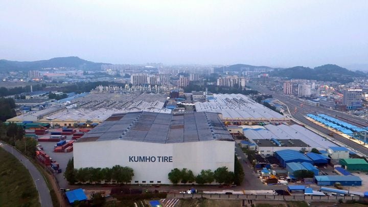 금호타이어 노사가 기본급 3% 인상과 경영성과 격려금 지급 등을 골자로 한 2026년 임단협 잠정합의안을 도출했다. 최종 타결 여부는 23~24일 찬반투표로 결정된다.