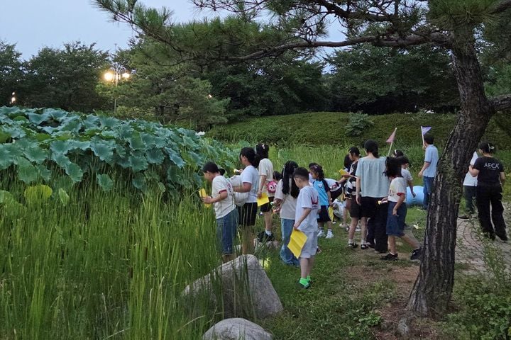 전남광주통합특별시 서구가 에너지의 날을 맞아 ‘지구를 사랑하는 날’ 행사를 마무리했다. 어린이생태학습도서관에서 소등 이벤트와 태양광 조명 만들기 등 탄소중립 체험을 진행했다.
