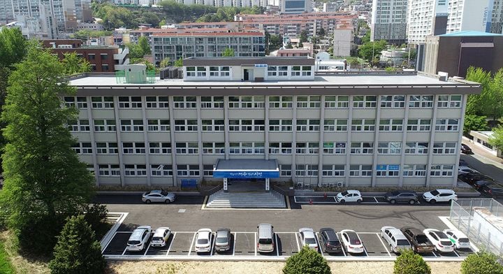 여수시가 해양수산국 제2회 추경 예산 818억 원을 확정했다. 여객선 반값 운임 지원과 해양폐기물 처리, 어업용 면세유 보조금 등 민생 사업에 투입한다.
