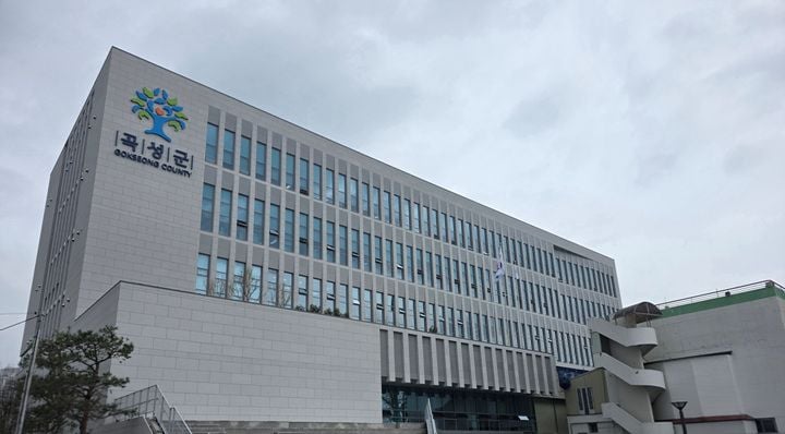 곡성군이 9월 23일까지 초등학교 주변 불법·유해 광고물 일제 정비를 실시한다. 어린이보호구역 내 현수막·전단 철거 및 노후 간판 점검으로 안전한 통학 환경을 만든다.