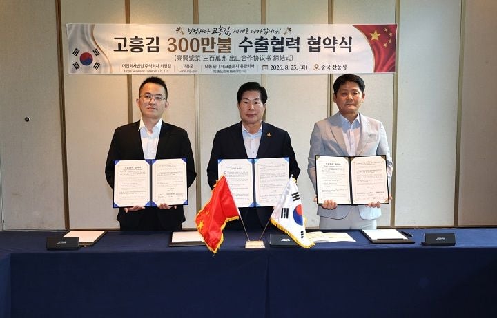 고흥군이 25일 중국 산둥성에서 난퉁 핀다 테크놀로지, 어업회사법인 희망김과 300만 달러 규모의 고흥 농수산물 수출 업무협약을 체결했다. 군은 중국 현지 유통망을 통해 고흥김 가공제품의 판매를 확대하고, 이를 기반으로 유자와 쌀 등 수출 품목을 순차적으로 늘려갈 계획이다.