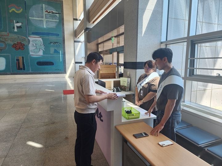 신안군이 민원인 편의와 행정 신뢰도를 높이기 위해 군청 1층에 안내데스크를 설치하고 전 직원 명찰 패용을 실시한다
