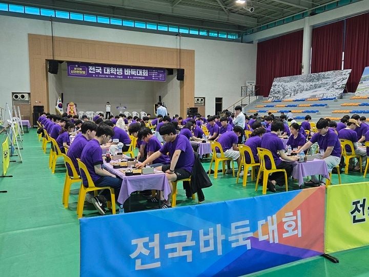 전남 신안군이 오는 27일부터 이틀간 암태면 신안국민체육센터에서 '제13회 신안천일염 전국 대학생 바둑대회'를 개최한다. 전국 32개 대학에서 104명의 선수와 임원이 참가하며, 개인전인 최강부 등 3개 부문과 3인 단체전으로 나뉘어 대국이 치러진다