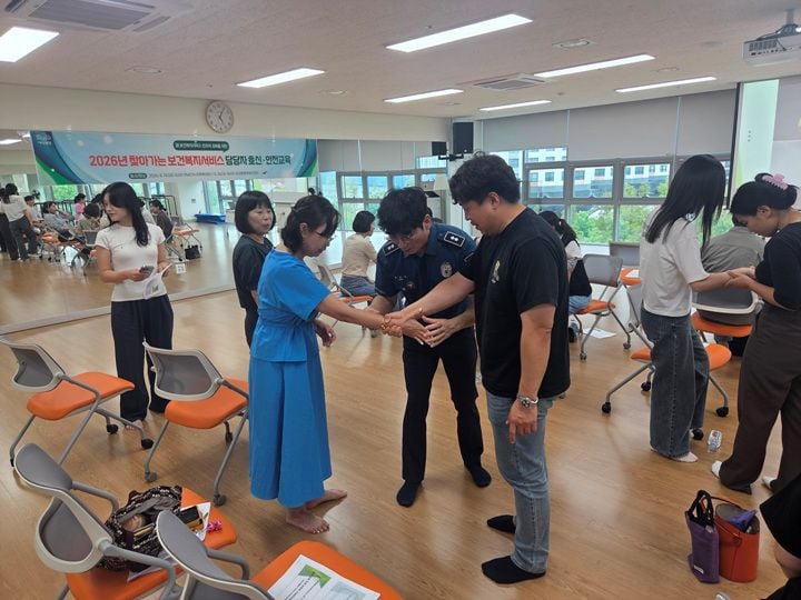 광산구가 찾아가는 보건복지 담당 공무원 60여 명을 대상으로 호신·안전 교육을 실시했다.
