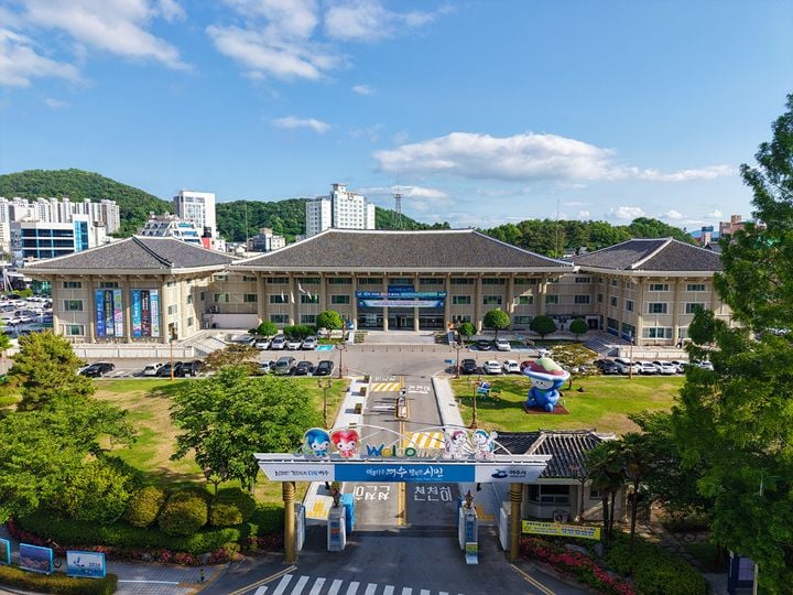 여수시 인구가 26만 명선을 위협받자 정주 여건 개선을 골자로 한 인구정책 재점검에 들어갔다. 인구감소 대응 TF를 강화하고 인구영향평가를 사전·사후로 확대한다.