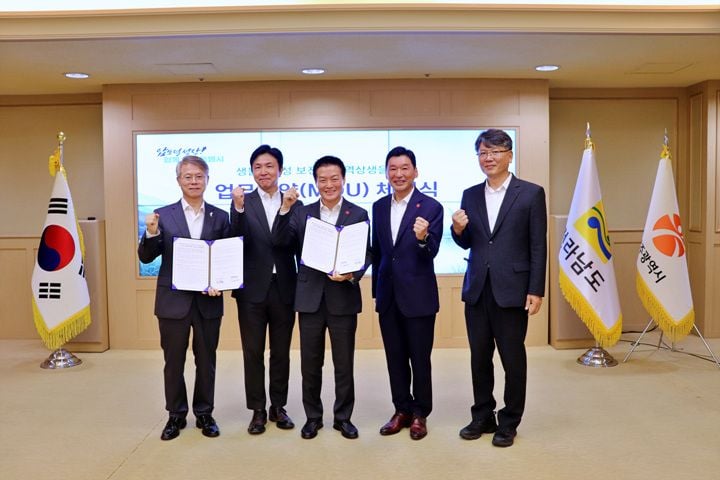 신세계백화점이 전남광주통합특별시와 협약을 맺고 탐진강 하류 생태보전에 2억 원을 지원한다.