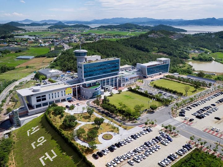 신안군이 공립요양병원 특정감사 결과 무자격자 채용과 부당 수당 지급 등 비위를 적발했다.