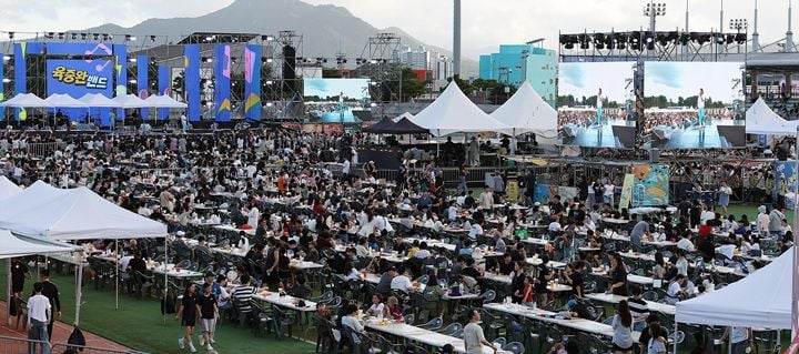 지난 8월 27일부터 29일까지 열린 '제4회 강진하맥축제'에 전국에서 6만 7천여 명의 관람객이 몰려 대성황을 이뤘다. 강진읍내 상권 활성화까지 이끌며 남해안 대표 치맥축제로 자리매김했다.