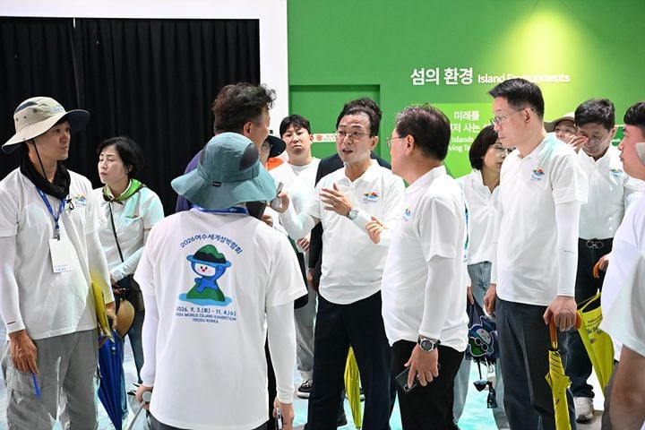 여수시가 2026여수세계섬박람회를 대비해 8월 26일부터 '종합민원상황실' 운영에 돌입했다. 국민신문고, 콜센터 등 접수 창구를 일원화하고 24시간 현장 출동 체계를 가동한다.