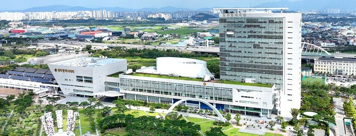 전남광주통합특별시가 제16회 광주비엔날레 파빌리온 운영 과정에서 발생한 소통 부재 및 절차상 미비점 논란에 대해 31일 공식 사과했다. 철저한 사실관계 조사와 후속 조치를 약속했다.