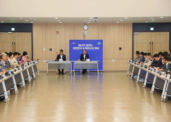 명현관 해남군수가 열린소통회의에서 토착비리와 공공계약 비리 근절을 위한 공금관리 전수점검을 지시했다.