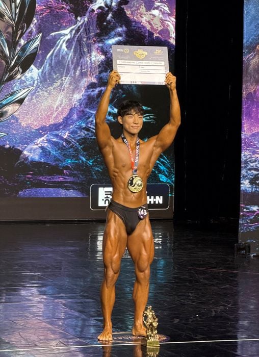 장흥군 출신 송혁근 선수가 2026년 NPCA 코리아 클래식피지크 대회에서 5연속 체급 1위를 기록하며 PRO 카드를 획득했다