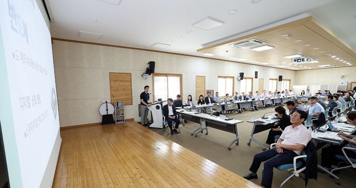 강진군이 지난달 31일 공직자 대상 AI·반도체 교육을 개최하고 제2산단과 옛 성화대 부지를 활용한 AI 데이터센터 및 기업 유치에 나선다.
