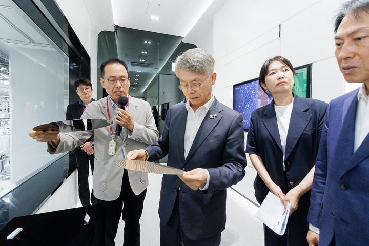 민형배 전남광주통합특별시장이 1일 SK하이닉스 이천캠퍼스를 방문해 곽노정 대표이사와 호남권 반도체 클러스터 조성을 위한 실무 협의를 진행했다. 양측은 '원팀' 체계를 구축해 팹(Fab) 착공과 입지 여건 등을 조율했으며, 민 시장은 부지와 전력 등 기반 시설의 선제적 지원을 약속했다.