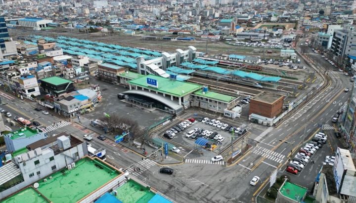 (목포역 전경)목포역 복합환승센터가 국토부 제4차 기본계획에 반영됐다. 시는 KTX와 버스 등 연계 환승체계와 500면 주차장을 확보해 서남권 교통거점으로 조성할 방침이다.