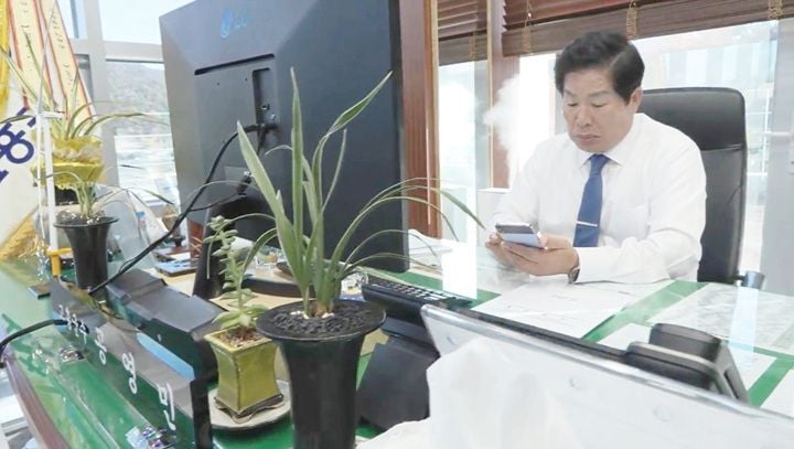365 군민소통폰으로 접수된 군민들의 의견을 확인하고 있는 공영민 고흥군수