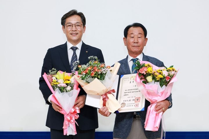 영암군이 1938년 일본군 위안부 동원에 항의하다 처벌받고 88년 만에 독립유공자로 서훈된 고 송명심 선생의 유족에게 대통령 표창을 전수했다.