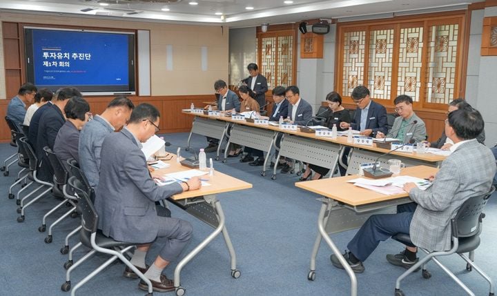 나주시가 '투자유치 추진단'을 출범해 반도체와 에너지 기업 유치에 나섰다. 10GW 규모의 전력 잠재력과 원스톱 패스트트랙 행정을 활용해 대규모 앵커기업을 선제적으로 유치한다.