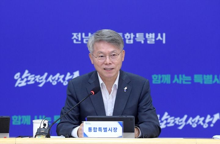 민형배 전남광주통합특별시장이 출범 60일 간부회의에서 반도체 투자와 국립의대 등 주요 성과를 점검하고 국비 확보 및 서남권 의료 인프라 확충에 총력을 다할 것을 지시했다.