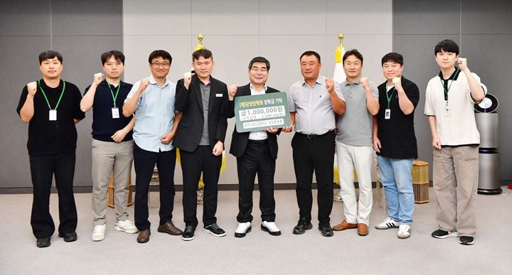 광주고려고 담양동문회가 담양군에 장애인장학금 100만 원을 기탁했다. 동문회는 짝수년마다 정기 기부를 이어가며 지역 장애 학생들의 학업을 지원할 계획이다.