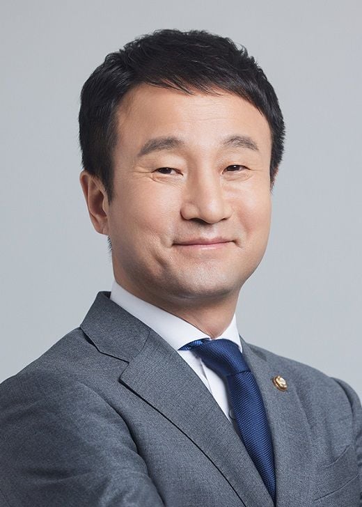 더불어민주당 한병도 의원이 일상에 들어온 이동로봇의 실증부터 상용화, 안전관리까지 전 과정을 뒷받침하는 ‘로봇특별법’을 대표발의했다.