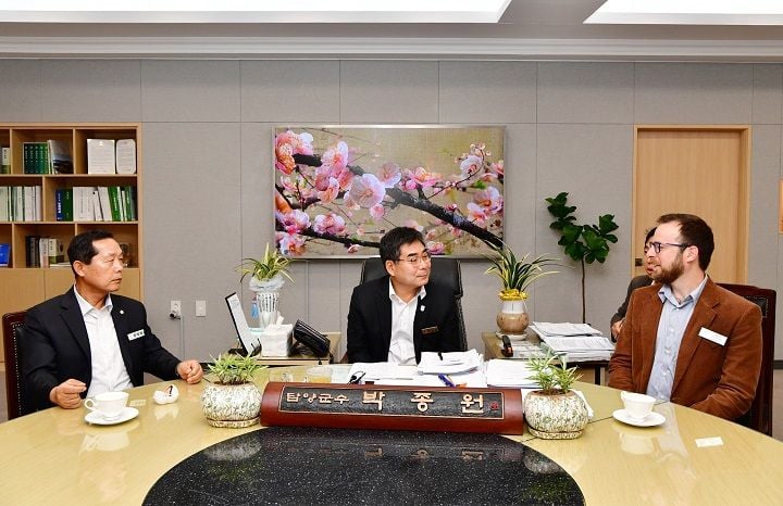 3일 닉 코엘로 린우드시의회 의장 일행이 담양을 방문해 박종원 담양군수 및 군의회와 행정·교육·문화 등 다방면의 협력 방안을 논의하고 죽녹원 등 주요 관광 자원을 둘러봤다.