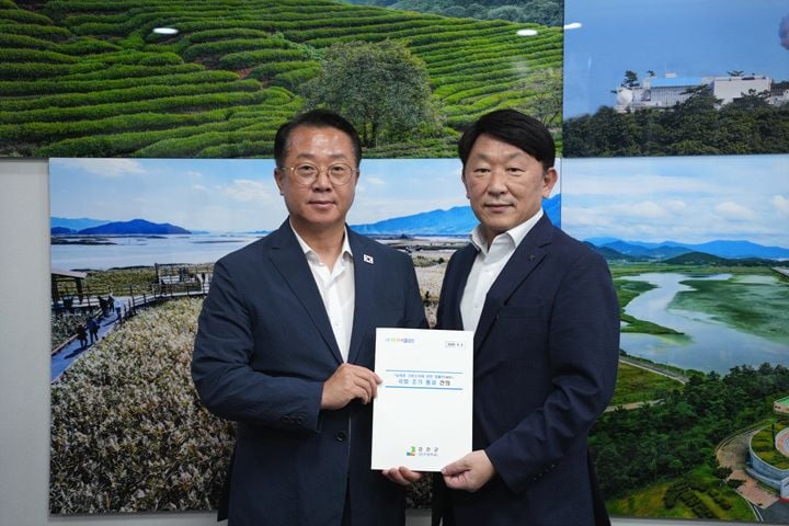 강진군이 문금주 국회의원을 만나 농어촌 기본소득 법안 통과와 시범사업 선정을 요청했다.