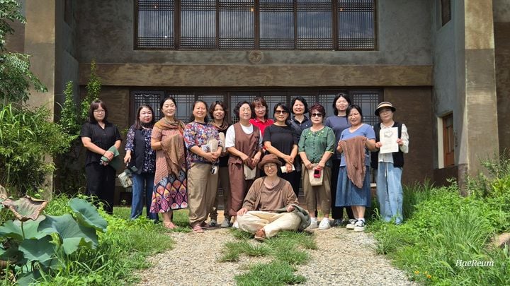 함평군 '함담 홍보단'이 손불면 시목카페·풀물농장을 찾아 감물 천연염색을 체험했다. 단원들은 폐교를 활용한 체험 공간의 매력을 담아 온라인 홍보 활동을 펼친다.