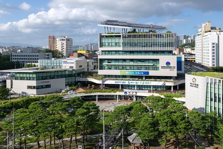 서구가 직원 주도의 AI 활용 경진대회를 열어 우수사례 10건을 뽑고 행안부 AI 챔피언을 배출하는 등 AI 기반 업무 혁신과 스마트 행정 구현에 가속도를 내고 있다.