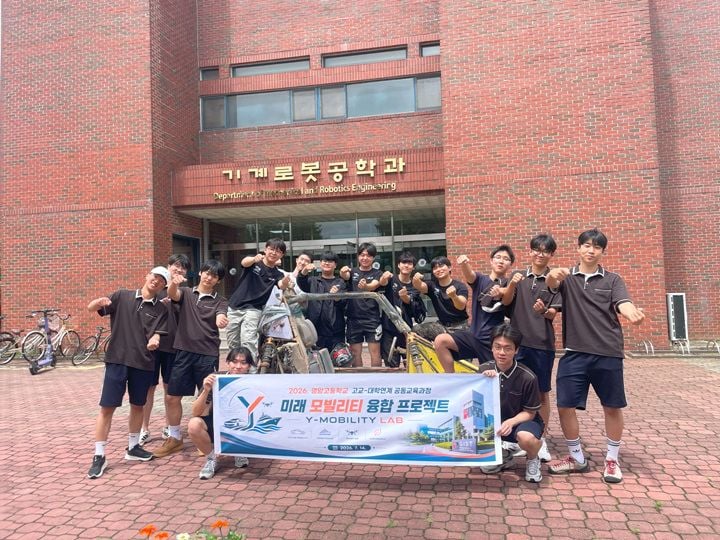 영암고 학생들이 GIST와 연계해 학생 이동 문제를 해결할 자율주행 전기버스 노선을 직접 설계하고 전력량을 분석한 미래모빌리티 연구 중간 발표회를 열었다.