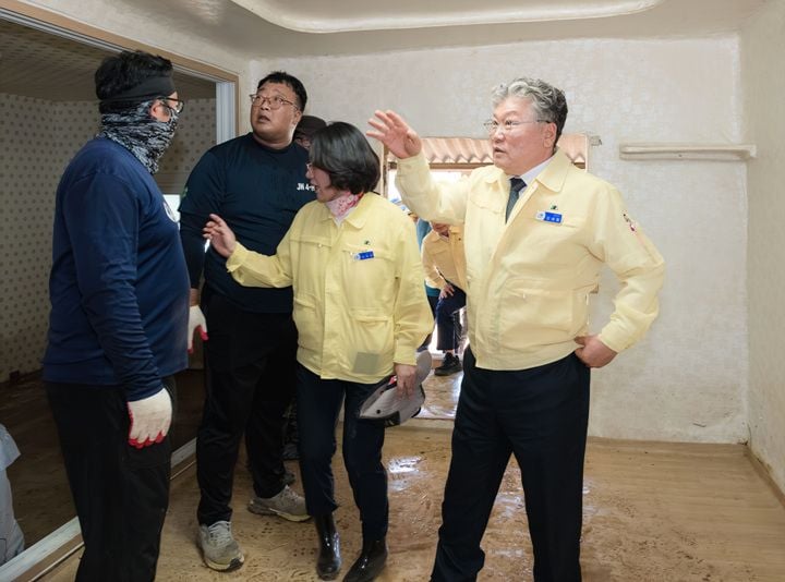 영광군이 호우 피해를 입은 백수읍·홍농읍 일대에 민관군 인력과 예비비를 동원해 긴급 복구에 나섰다.