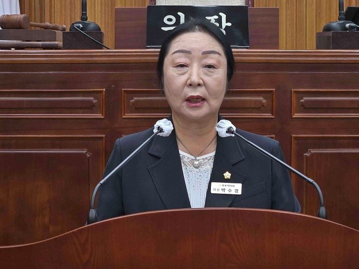 목포시의회 박수경 기획복지위원장이 7일 제408회 정례회 5분 발언을 통해 무안국제공항 재개항과 군공항 이전 논의에 목포시의 적극적인 참여를 촉구했다. 박 의원은 2024년 여객기 참사 이후 1년 8개월째 이어진 공항 폐쇄로 지역 피해가 가중되고 있다며 목포시의 주도적 역할을 주문했다.