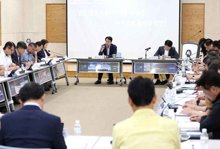 강진군이 7일 브레인스토밍 데이를 열고 강진~광주 고속도로 개통에 따른 지역경제 활성화 및 빨대효과 방지 대책을 논의했다.
