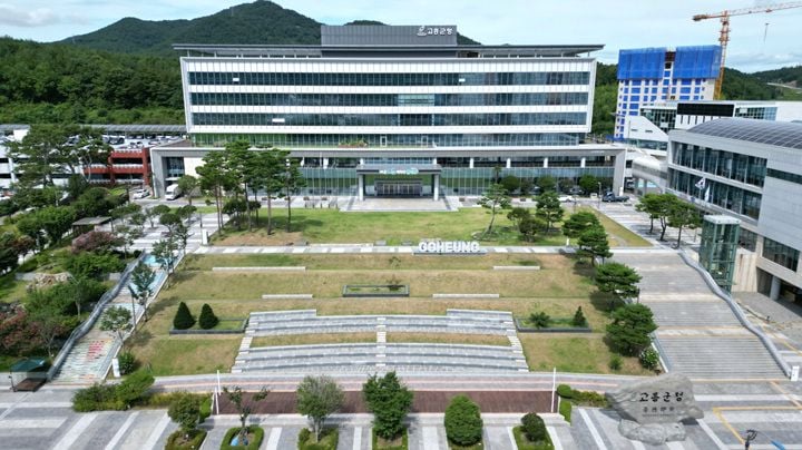 고흥군이 인구 10만 명당 100세 이상 인구 91.8명으로 3년 연속 전국 1위를 기록했다. 귀농인 전국 1위 및 고령자복지주택 착공 등 인구·주거 정책 성과를 거두고 있다.