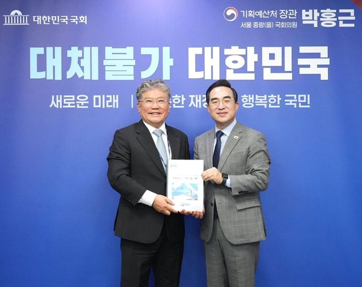 장세일 영광군수가 7일 박홍근 기획예산처 장관을 만나 노후상수관망 정비와 계마항 조성 등 673억 원 규모 현안 사업의 2027년도 국비 반영을 건의했다.