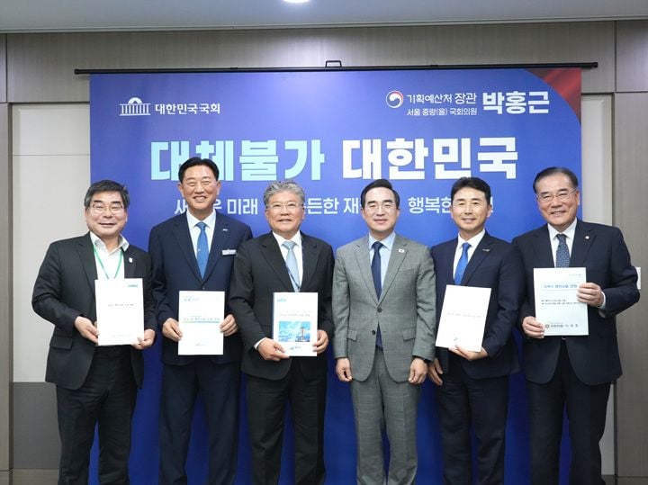 이개호 국회의원과 담양·함평·영광·장성 군수가 박홍근 기획예산처 장관을 면담하고 서해안 철도 건설 및 2027년도 지역 핵심 사업 국비 반영을 강력히 건의했다.