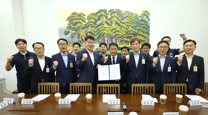 전국 6개 도시철도 운영기관 노사대표가 한병도 민주당 원내대표를 만나 도시철도 무임수송 손실 국비 보전 법제화와 국가 차원의 재원 분담을 촉구했다.