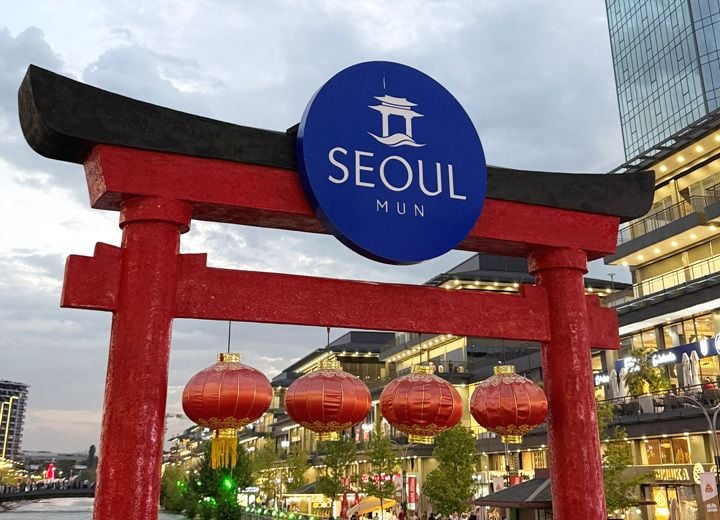 우즈베키스탄 타슈켄트 ‘서울문’ 대형 구조물이 일본 도리이 및 중국풍 홍등을 연상시켜 논란이다. 서경덕 교수는 문화적 혼선을 막기 위한 즉각적인 시설물 교체를 촉구했다.