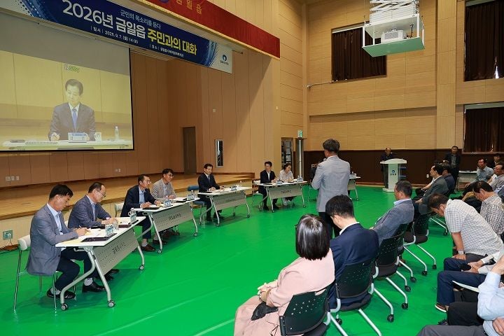 김신 완도군수가 금일읍에서 민선 9기 첫 주민과의 대화를 열었다. 약산~금일 연륙교 조기 착공과 전복 어가 지원 등 주민 건의를 듣고 오는 18일까지 12개 읍면 순회를 이어간다.