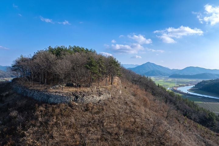 (해남 고다산성 전경) 해남 고다산성 발굴에서 ‘새금관’ 명 기와와 금동허리띠 등이 출토됐다. 통일신라 거점 치소성으로 확인된 성과는 17일 현장설명회에서 공개된다.