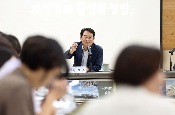 강진군이 공무원 생성형 AI 유료 계정 예산 지원과 자격증 취득 등 선제적 지원 체계를 구축해 전 직원 72%가 업무에 AI를 활용하는 성과를 거두고 있다.